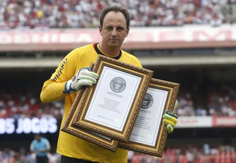 Rogério Ceni homenageado no Morumbi, simbolizando sua carreira histórica no São Paulo