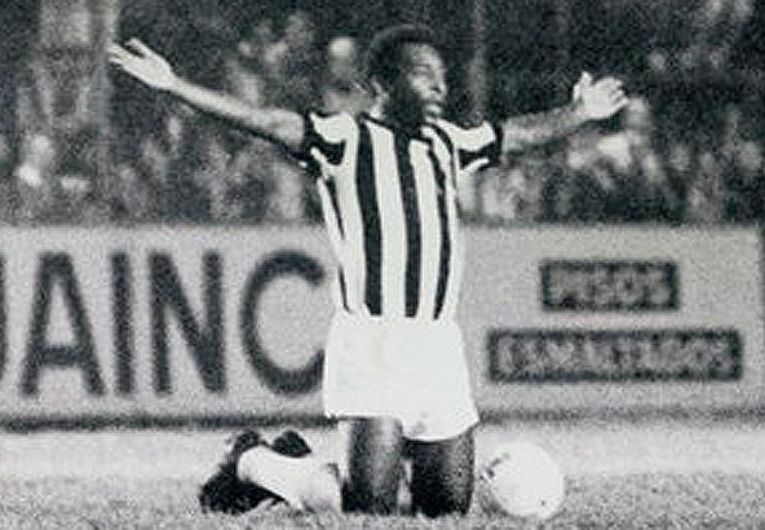Pelé comemorando gol na Vila Belmiro durante a era histórica do Santos