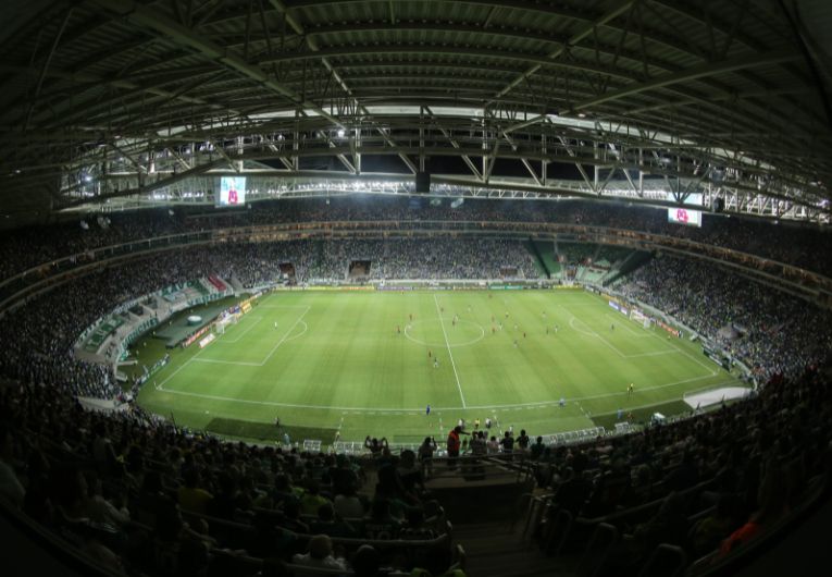 Jogos do Palmeiras no Allianz Parque com torcida nas arquibancadas durante partida oficial