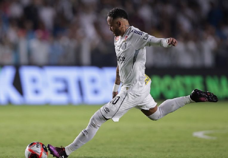 Neymar finalizando jogada pelo Santos Futebol Clube em lance memorável