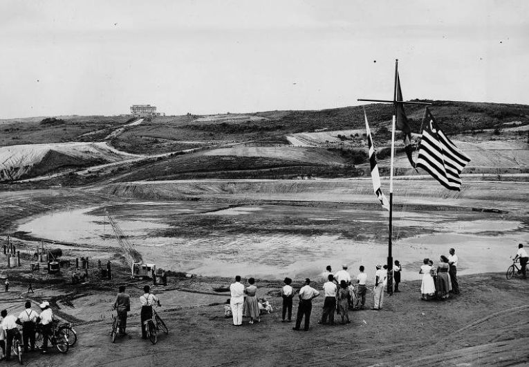 Imagem histórica da construção do Estádio do Morumbi, marco do futebol paulista