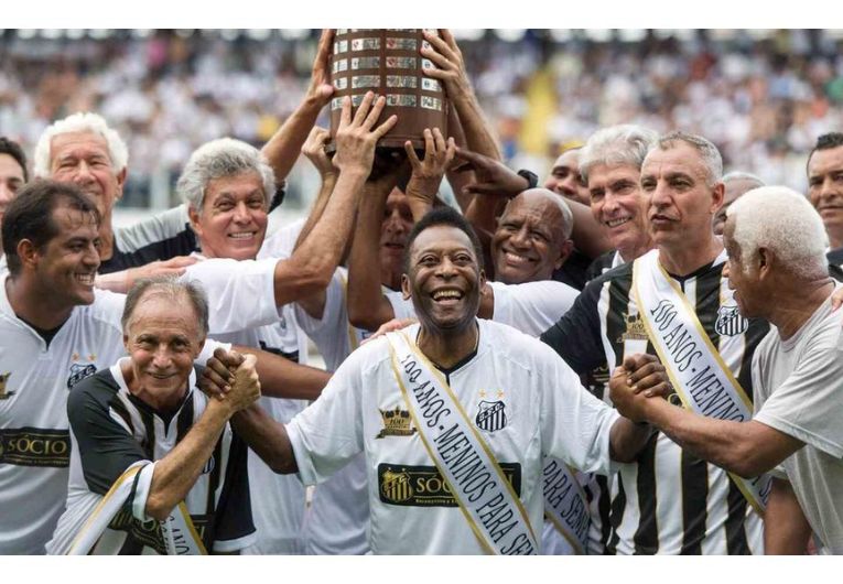 Ídolos do Santos Futebol Clube comemorando conquista histórica, representando gerações marcantes do clube