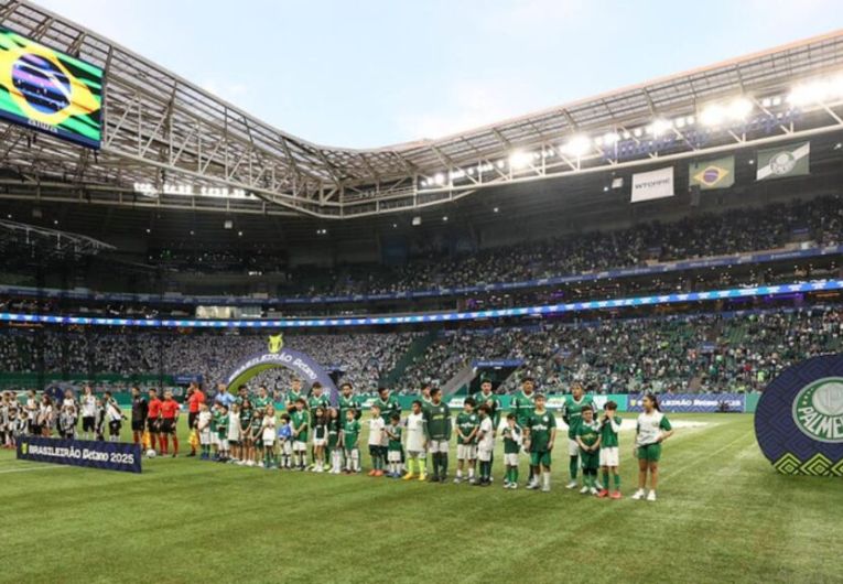 Torcida do Palmeiras no Allianz Parque durante jogo com destaque para prioridade de ingresso do sócio-torcedor