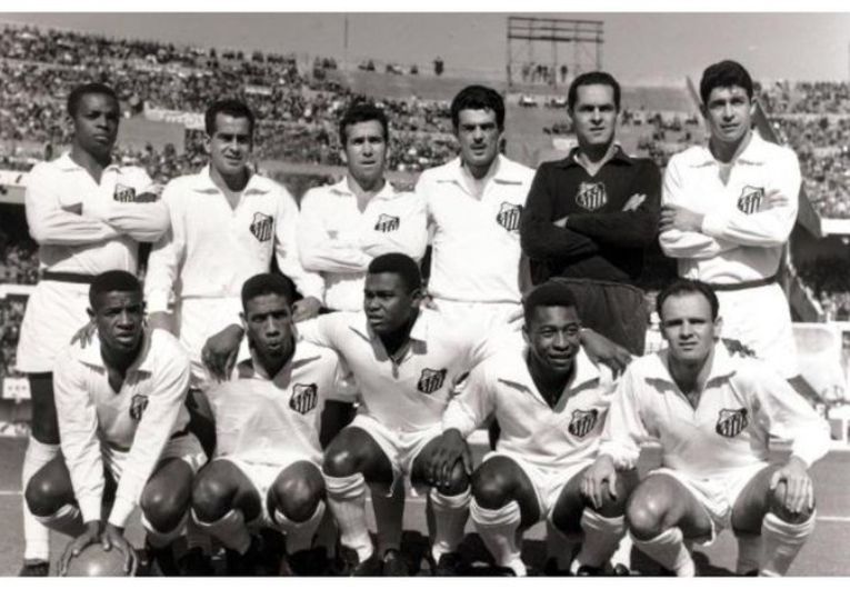 Jogadores históricos do Santos Futebol Clube reunidos em foto antiga representando a era de grandes conquistas