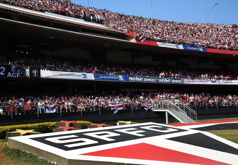 Estádio do São Paulo Futebol Clube, o Estádio do Morumbi, durante jogo com torcida nas arquibancadas