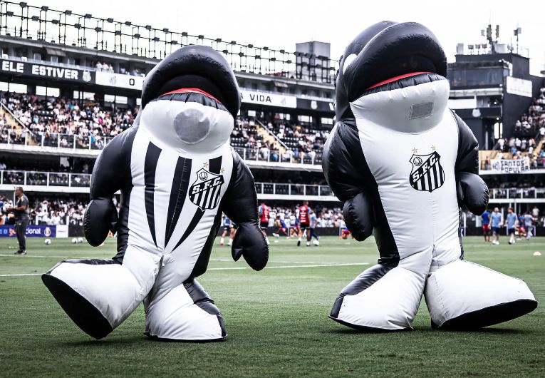 Mascotes do Santos Futebol Clube em campo representando a identidade e a ligação com a torcida