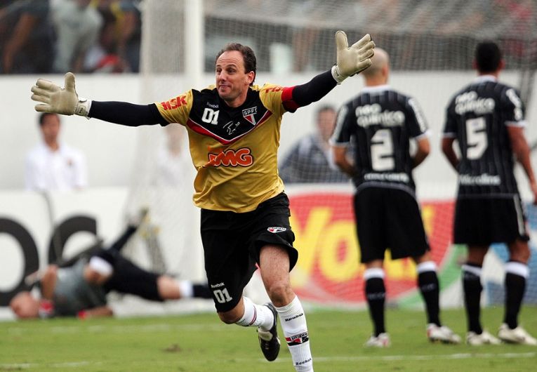 Rogério Ceni comemorando gol marcado como goleiro pelo São Paulo Futebol Clube