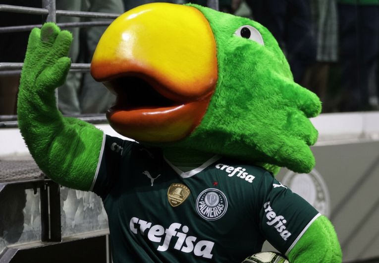 Mascote Periquito do Palmeiras em campo, representando a tradição e a identidade do clube