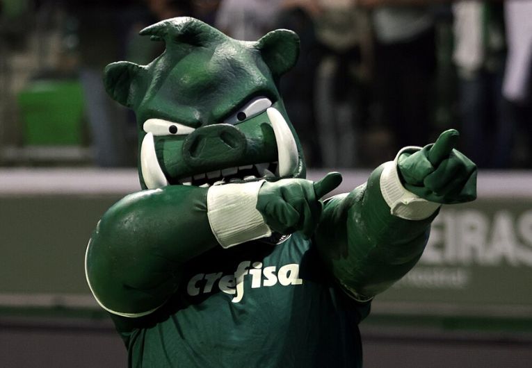 Mascote Porco do Palmeiras em campo durante jogo, símbolo da torcida alviverde