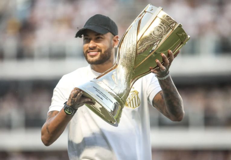Neymar comemorando títulos com o Santos Futebol Clube